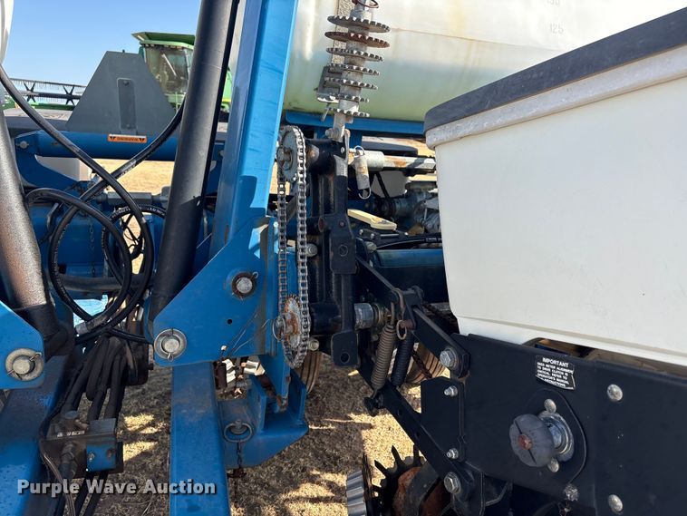 image for item EW4078 2004 Kinze 3200 planter