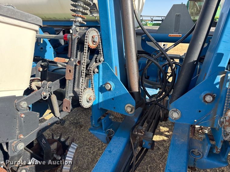 image for item EW4078 2004 Kinze 3200 planter