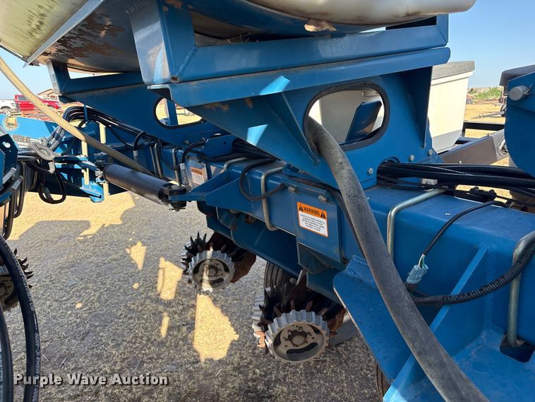 image for item EW4078 2004 Kinze 3200 planter
