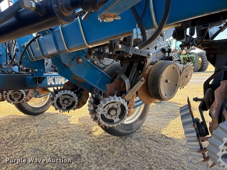 image for item EW4078 2004 Kinze 3200 planter
