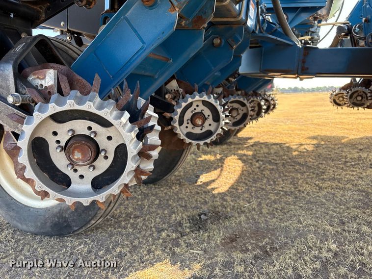 image for item EW4078 2004 Kinze 3200 planter