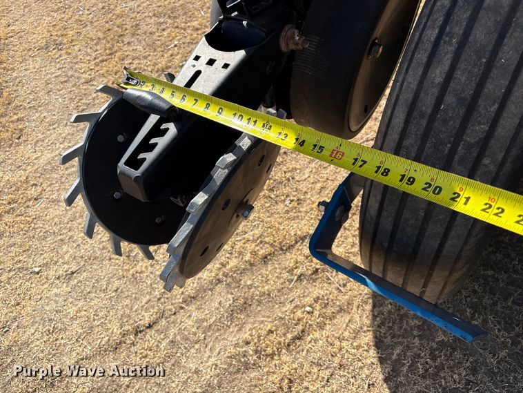 image for item EW4078 2004 Kinze 3200 planter