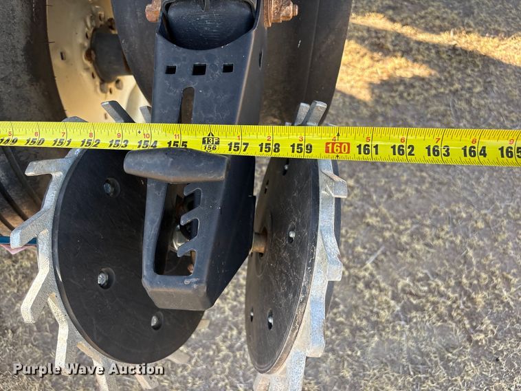 image for item EW4078 2004 Kinze 3200 planter