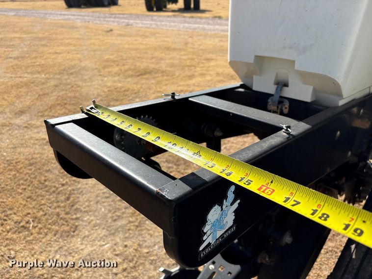 image for item EW4078 2004 Kinze 3200 planter