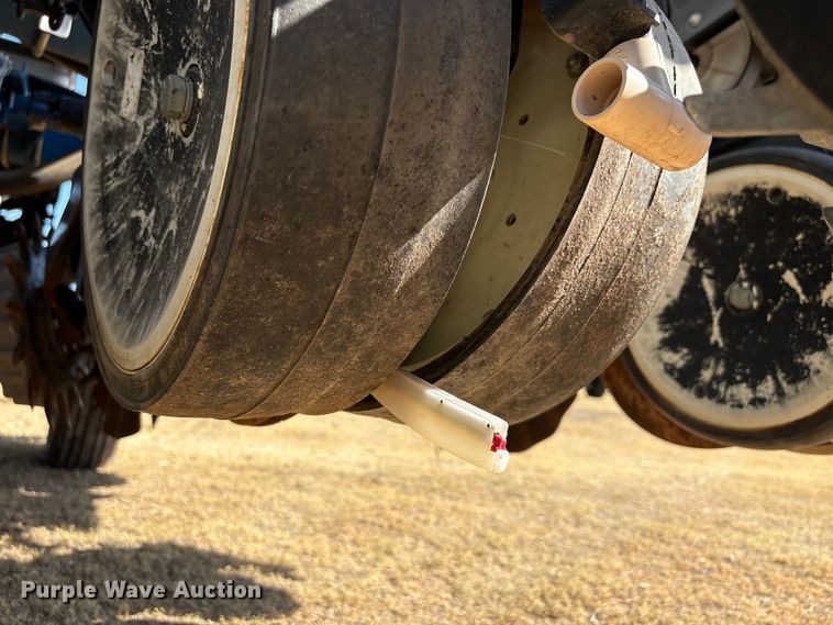 image for item EW4078 2004 Kinze 3200 planter