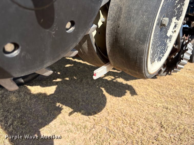 image for item EW4078 2004 Kinze 3200 planter