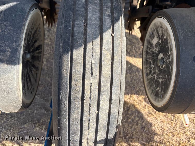image for item EW4078 2004 Kinze 3200 planter