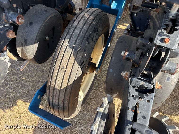 image for item EW4078 2004 Kinze 3200 planter