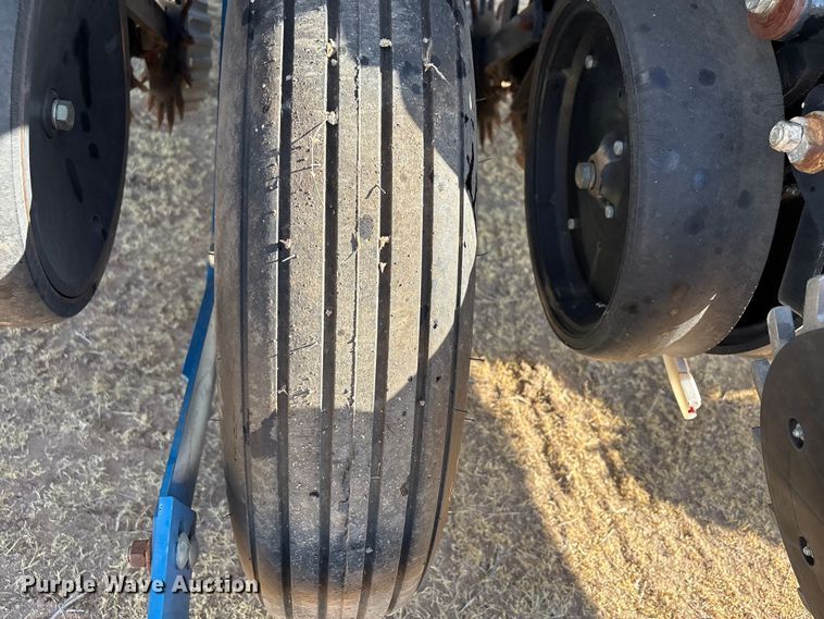 image for item EW4078 2004 Kinze 3200 planter