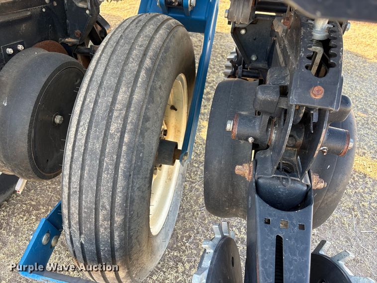 image for item EW4078 2004 Kinze 3200 planter