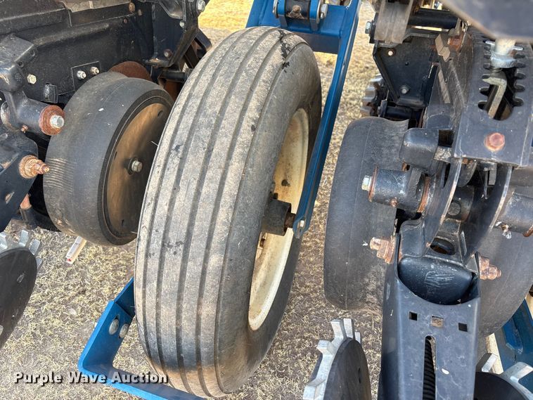 image for item EW4078 2004 Kinze 3200 planter