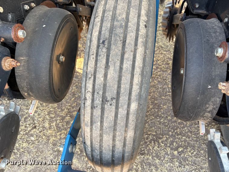 image for item EW4078 2004 Kinze 3200 planter