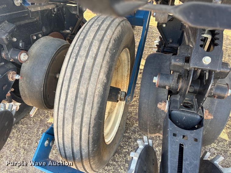 image for item EW4078 2004 Kinze 3200 planter