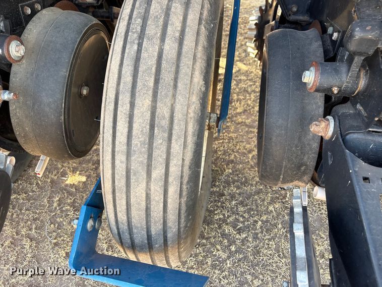 image for item EW4078 2004 Kinze 3200 planter