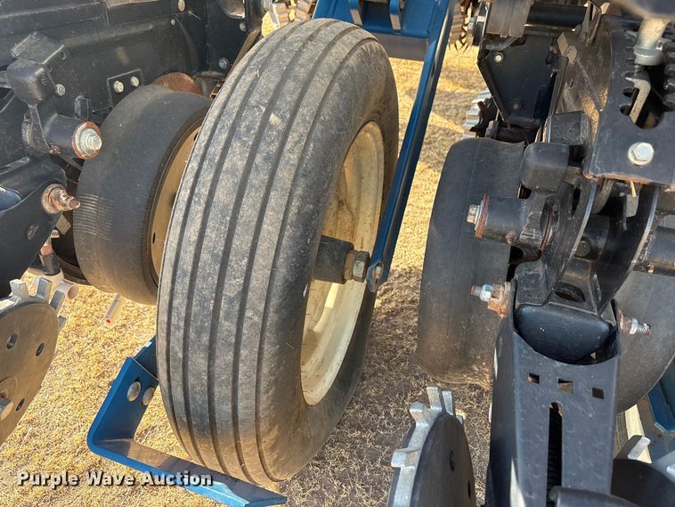 image for item EW4078 2004 Kinze 3200 planter