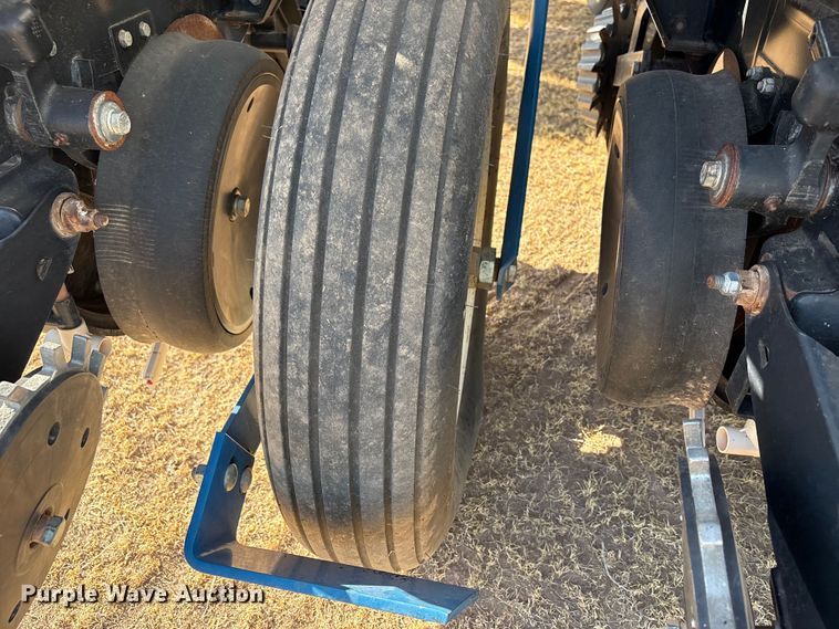 image for item EW4078 2004 Kinze 3200 planter