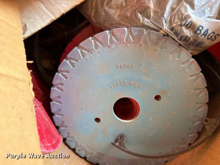 image for item EW4078 2004 Kinze 3200 planter