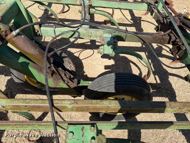 image for item EW4085 John Deere 1650 chisel