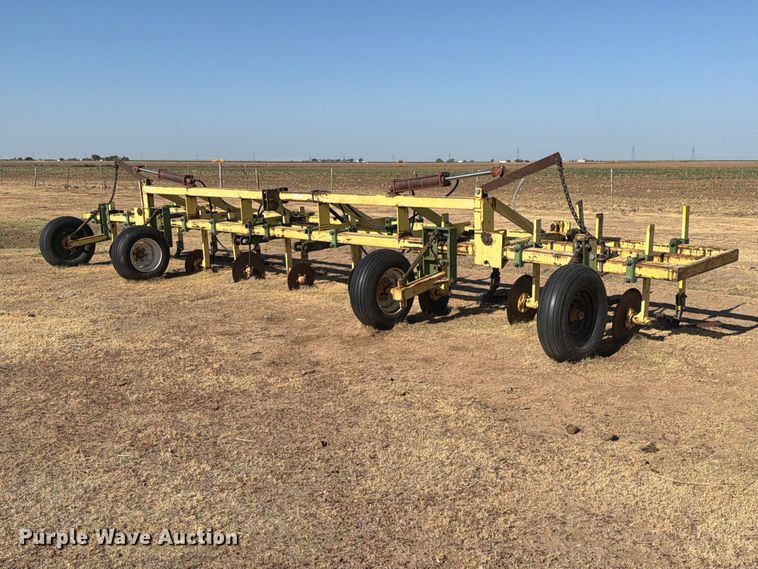 Row crop cultivator