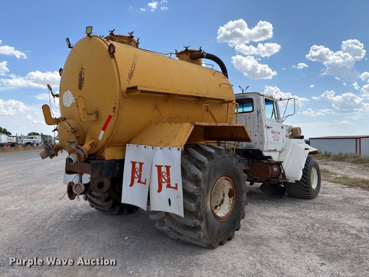 image for item EW8686 1990 Ford LN8000 applicator truck