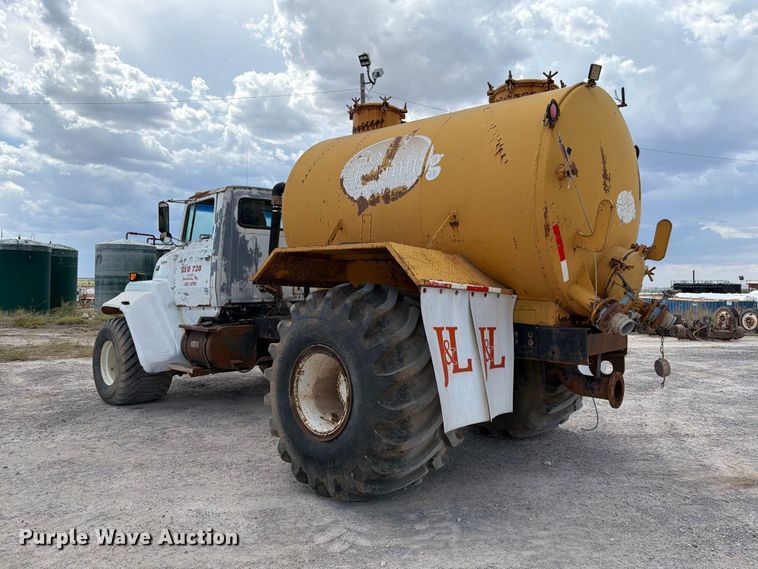 image for item EW8686 1990 Ford LN8000 applicator truck