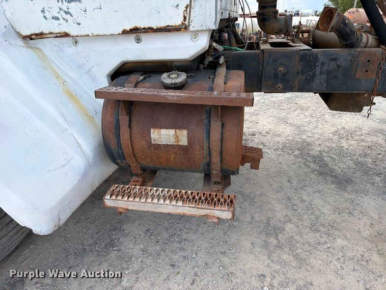image for item EW8686 1990 Ford LN8000 applicator truck
