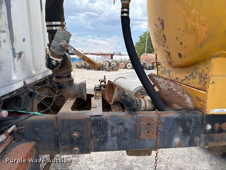 image for item EW8686 1990 Ford LN8000 applicator truck