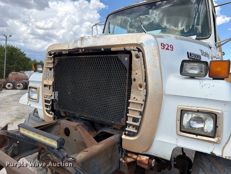 image for item EW8686 1990 Ford LN8000 applicator truck