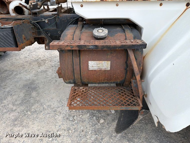 image for item EW8686 1990 Ford LN8000 applicator truck