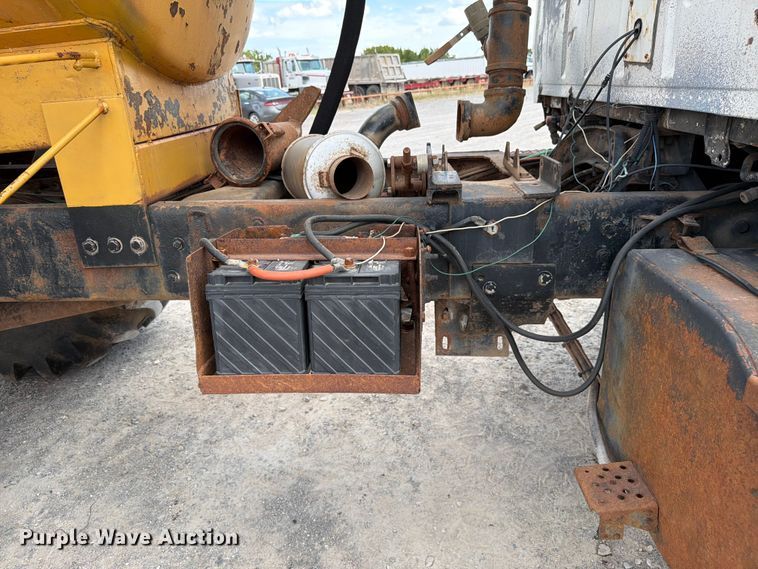 image for item EW8686 1990 Ford LN8000 applicator truck