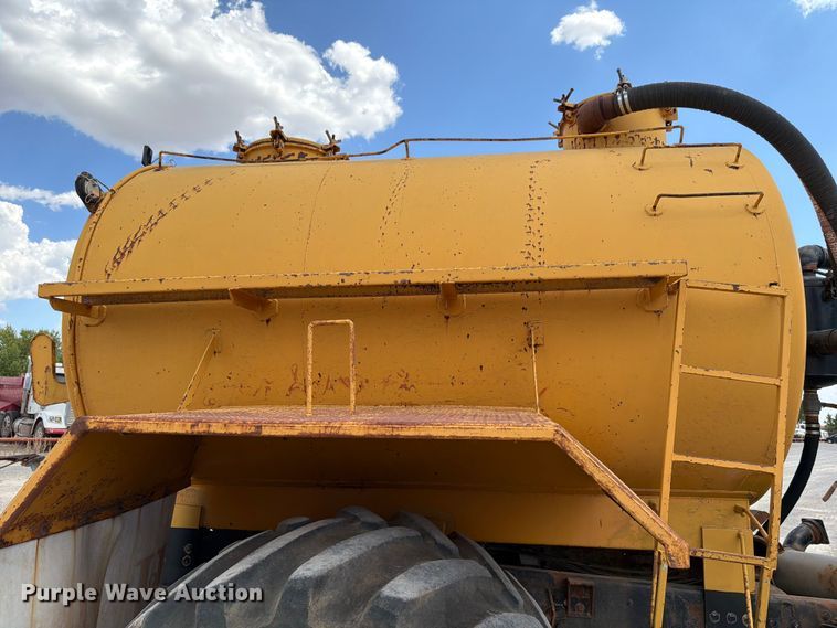 image for item EW8686 1990 Ford LN8000 applicator truck