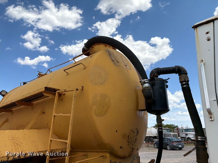 image for item EW8686 1990 Ford LN8000 applicator truck