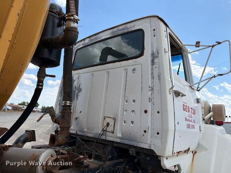 image for item EW8686 1990 Ford LN8000 applicator truck