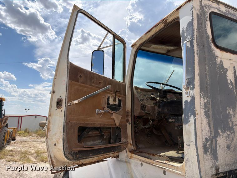 image for item EW8686 1990 Ford LN8000 applicator truck