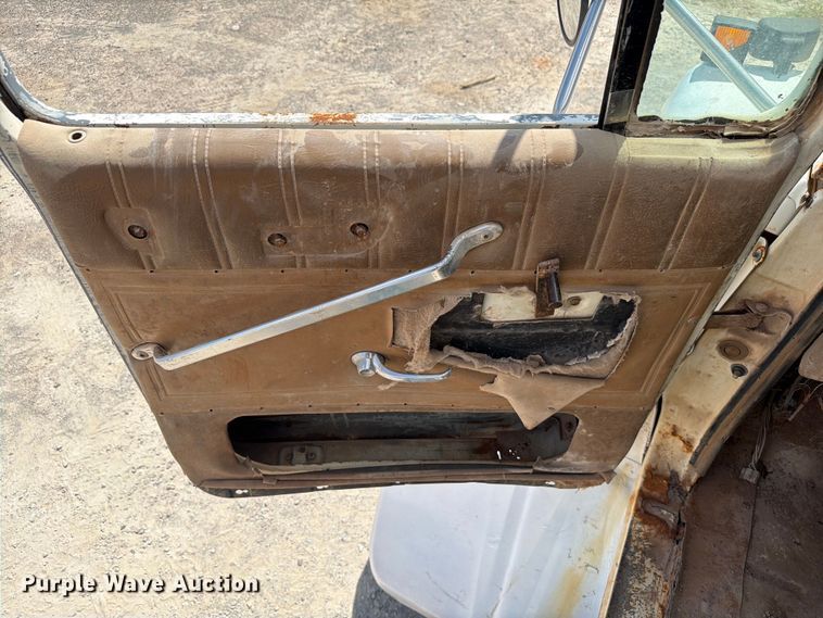 image for item EW8686 1990 Ford LN8000 applicator truck