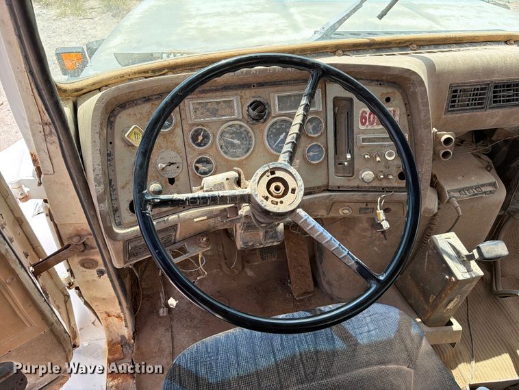 image for item EW8686 1990 Ford LN8000 applicator truck