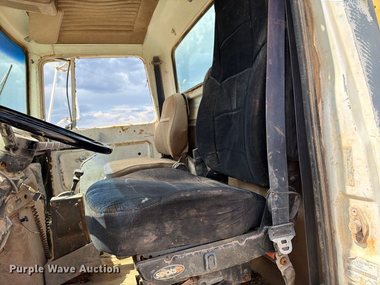 image for item EW8686 1990 Ford LN8000 applicator truck