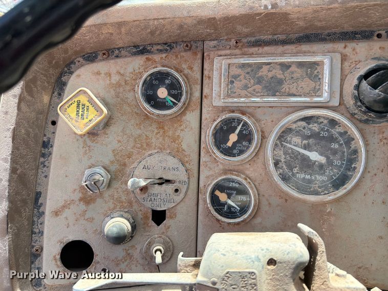image for item EW8686 1990 Ford LN8000 applicator truck
