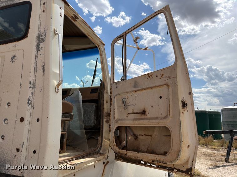 image for item EW8686 1990 Ford LN8000 applicator truck