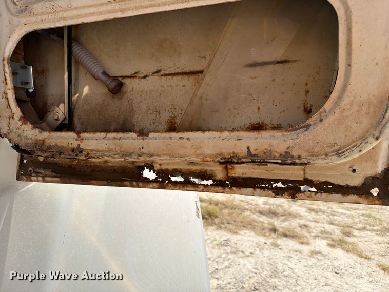 image for item EW8686 1990 Ford LN8000 applicator truck