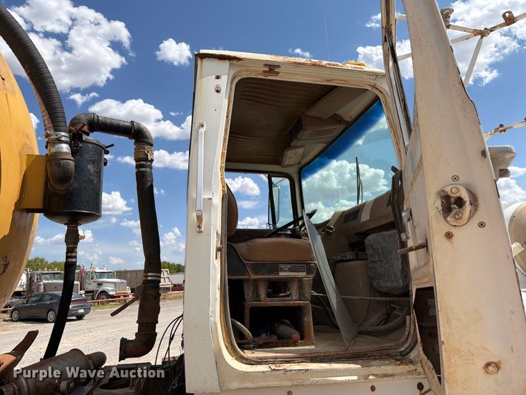 image for item EW8686 1990 Ford LN8000 applicator truck