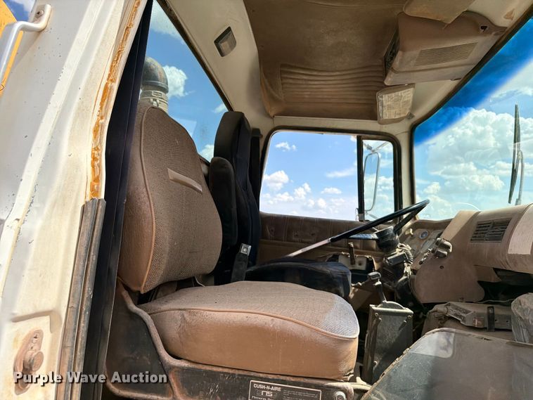 image for item EW8686 1990 Ford LN8000 applicator truck