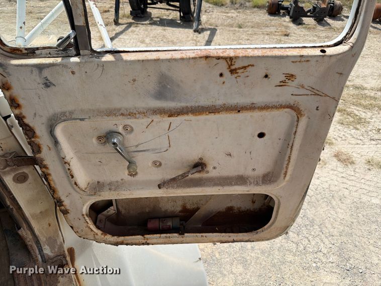 image for item EW8686 1990 Ford LN8000 applicator truck