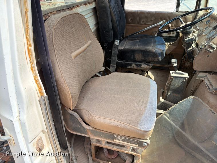 image for item EW8686 1990 Ford LN8000 applicator truck