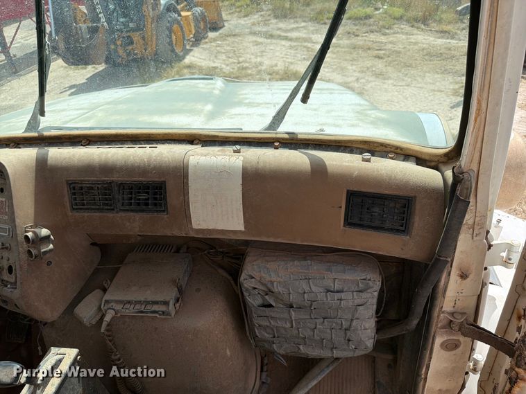 image for item EW8686 1990 Ford LN8000 applicator truck