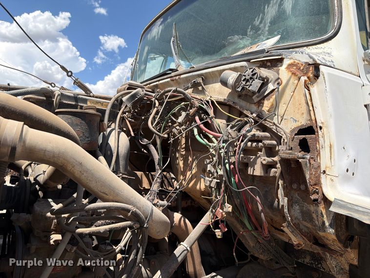 image for item EW8686 1990 Ford LN8000 applicator truck