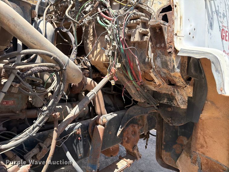 image for item EW8686 1990 Ford LN8000 applicator truck