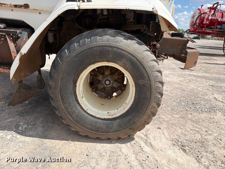 image for item EW8686 1990 Ford LN8000 applicator truck