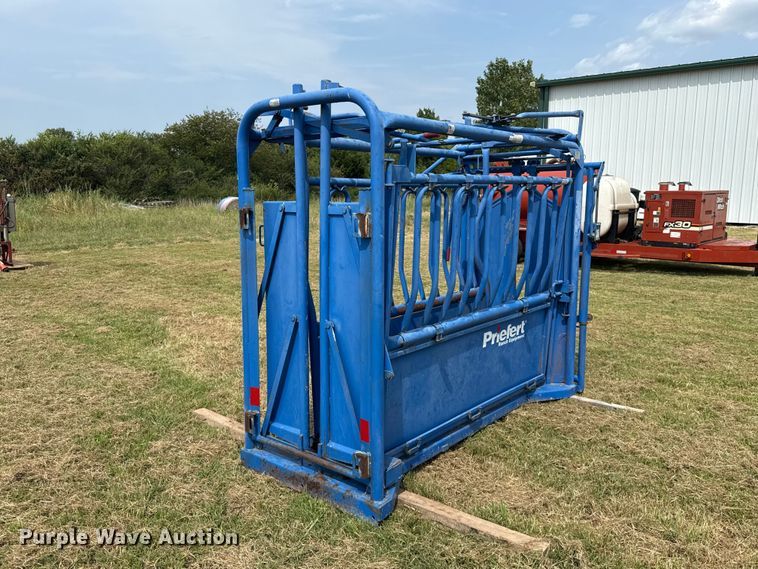 Priefert S04 Livestock chute