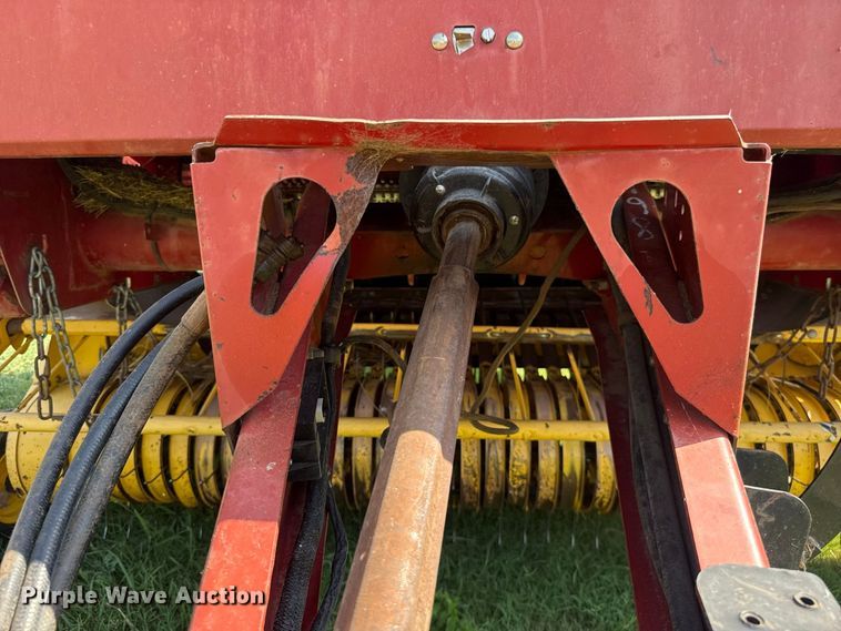 image for item FC4185 2007 New Holland BR780A round baler